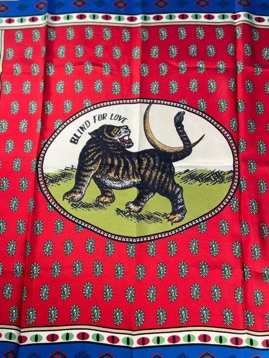 👜 Rare Gucci Blind For Love Tiger Moon Silk Scarf – NWT - Picture 4 of 16